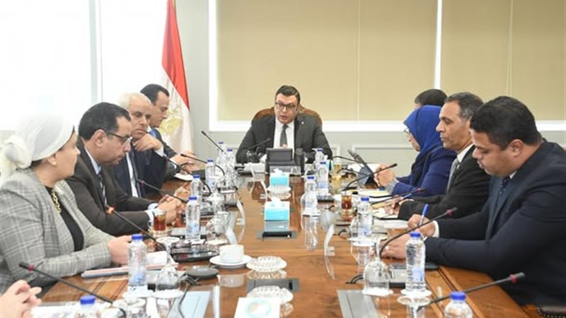 وزير الإسكان يتابع تنظيم الإعلانات على الطرق العامة