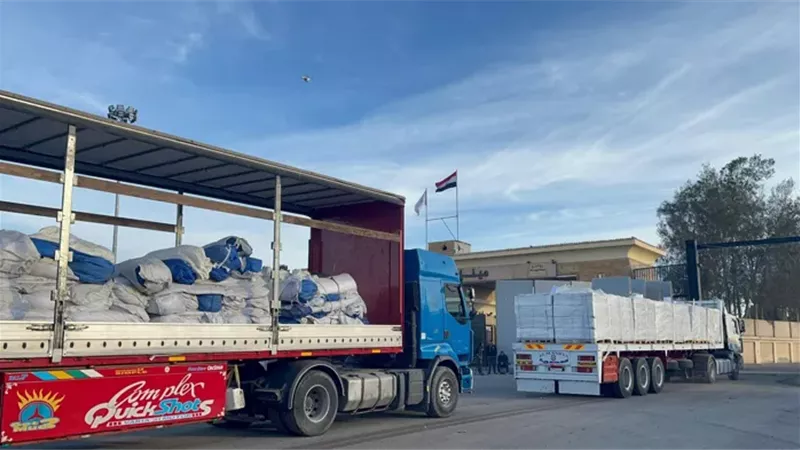 جانب من شاحانات المساعدات