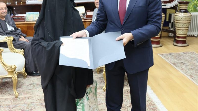 المحافظ أثناء تسليم