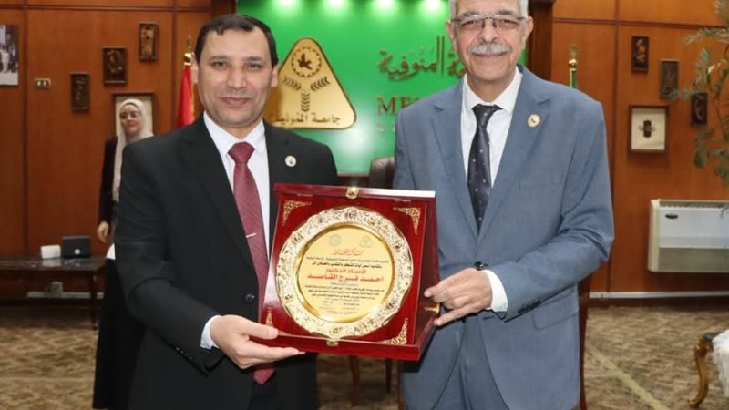 رئيس الجامعة أثناء