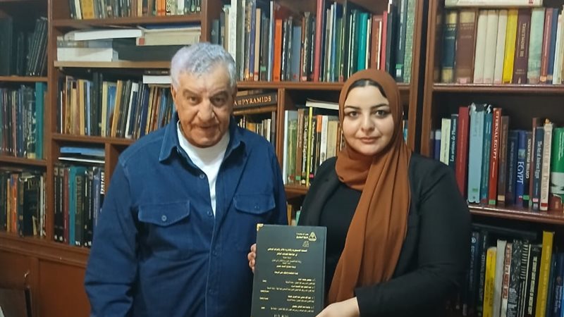 الباحثة مع العالم