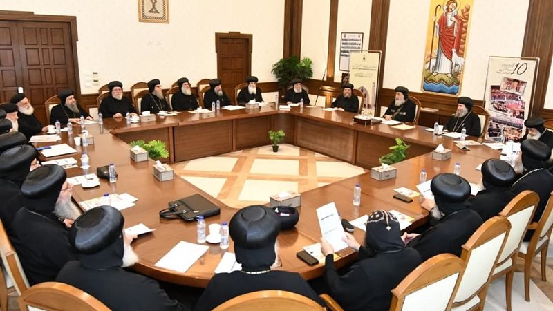 البابا مع مقرري لجنة