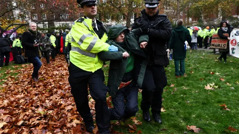 اعتقلت الشرطة البريطانية