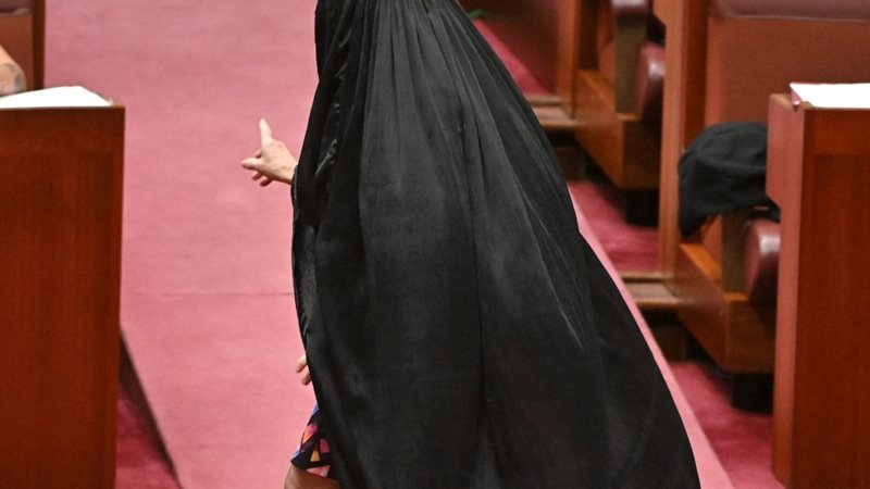 بولين هانسون ترتدي