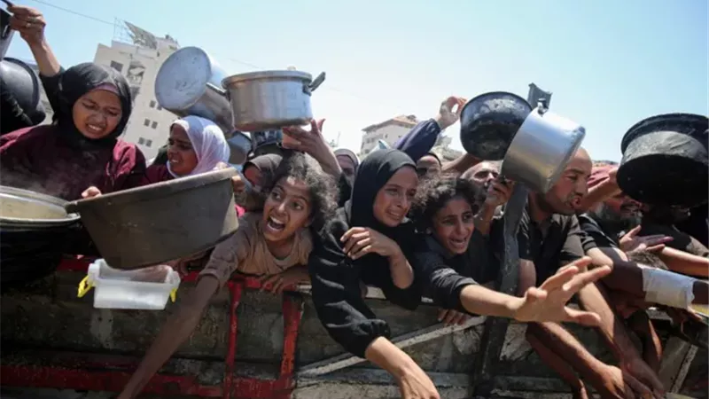 فلسطينيون ينتظرون