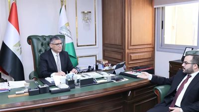 محافظ الجيزة يلتقي مدير فرع التأمين الصحي لمتابعة مستجدات تطوير المنظومة