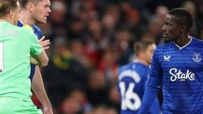 إدريسا جاي يعتذر بعد صفع زميله في مباراة مانشستر يونايتد