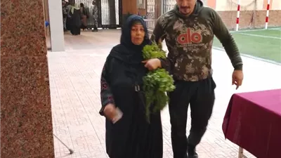 من السوق إلى صندوق الاقتراع.. ناخبة بالمطرية تدلي بصوتها حاملة ربطة فجل