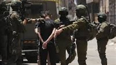 الاحتلال ينفذ مداهمات واعتقالات بالضفة..  ويخلى منازل لإنشاء نقاط عسكرية