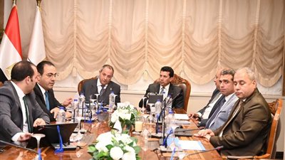 وزير الرياضة يناقش مع محافظ بورسعيد آخر تطورات تطوير ستاد المصري