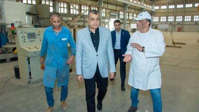 جولة مفاجئة لوزير الإنتاج الحربي لمتابعة مشروعات مصنع 63 الحربي بحلوان