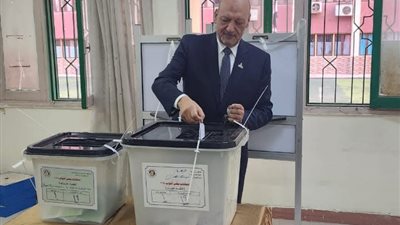 المستشار حسين أبو العطا يدلي بصوته في انتخابات مجلس النواب 2025