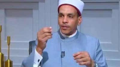 هل التصوير أمام الكعبة حرام؟.. أمين الفتوى يجيب أحد المتصلين