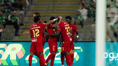 القادسية يقسو على أهلي جدة بثلاثة أهداف في الشوط الأول 