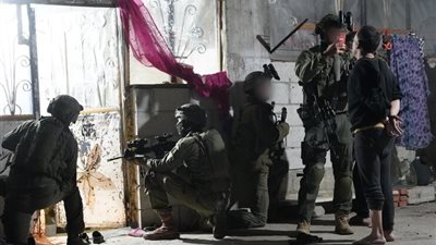 قوات إسرائيلية تتوغل في جنوب سوريا وتقدم مساعدات غذائية وسط رفض الأهالي