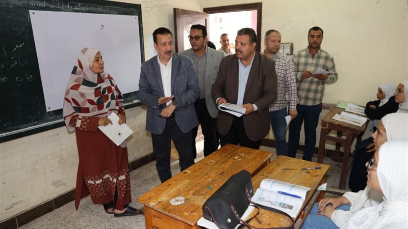 المحافظ أثناء الجولة