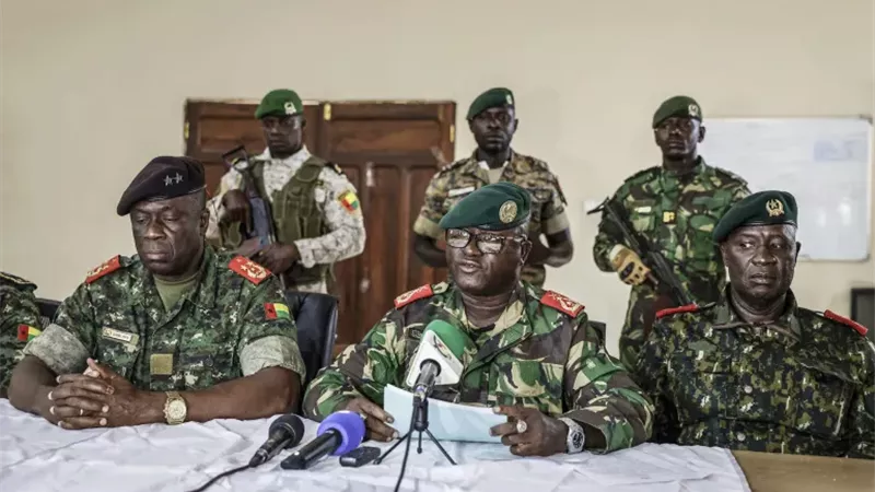 العميد دينيس، رئيس