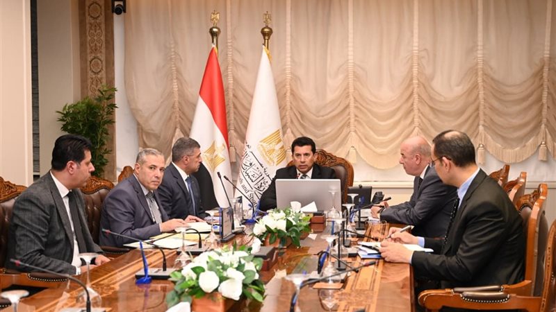 وزير الرياضة يعقد