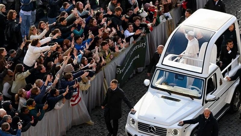 بابا الفاتيكان يزور