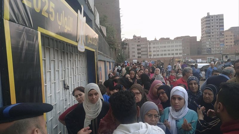 المواطنين أثناء الادلاء