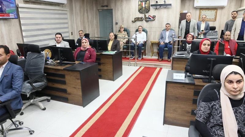 محافظ المنوفية أثناء