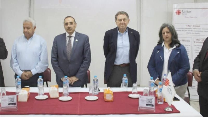 د.جميل حليم والاب بولس جرس أثناء الجمعية