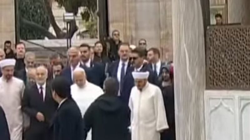 البابا لاون أثناء