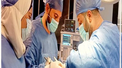 إجراء جراحتين متقدمتين بالعمود الفقري والكلية اليسرى لرجل وطفلة بمستشفى ديرب نجم بالشرقية
