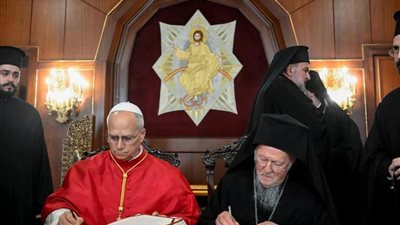 البابا لاون وبطريرك القسطنطينية يوقعان علي اعلان مشترك بمناسبة الزيارة الرسولية