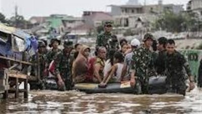 سومطرة تحت وطأة الفيضانات: 303 قتلـــ.ــــى و279 مفقودًا وسط جهود إنقاذ حثيثة