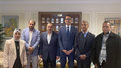 محافظ أسيوط ورئيس الإعلام الداخلي يوافقان على تعزيز حملات التوعية المشتركة