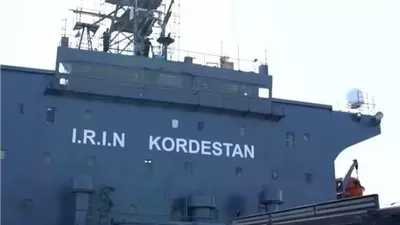 ضم مدمرة وقاعدة عائمة إلى سلاح البحرية الإيراني