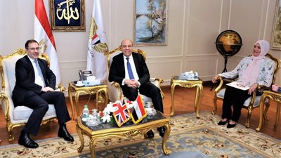 وزير الطيران المدني يبحث مع السفير البريطاني تعزيز الشراكة الاستراتيجية وجذب استثمارات جديدة