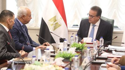 وزير الصحة يبحث مع وفد جمجوم فارما توطين صناعة الدواء 