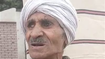 لم يمنعه فقدان البصر من رؤية الوطن.. كفيف يدلي بصوته في انتخابات مجلس النواب بقنا