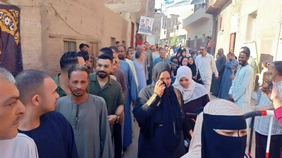 طوابير رجال ونساء أمام اللجان الانتخابية بقوص للمشاركة في انتخابات النواب 
