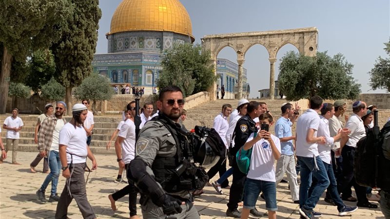 المستوطنين يقتحمون