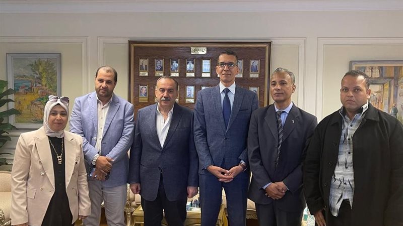 اجتماع محافظ أسيوط برئيس الإعلام الداخلي