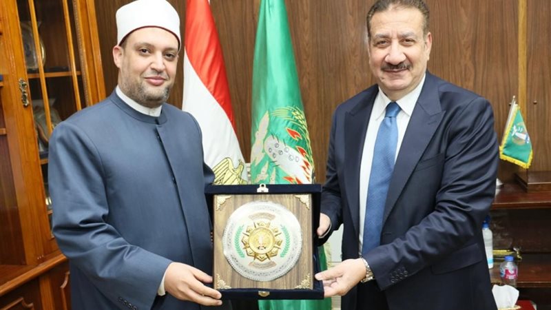 محافظ المنوفية أثناء