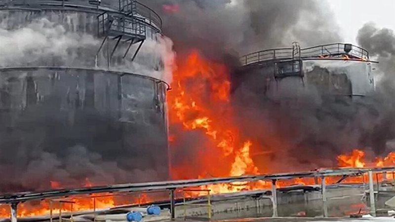 حرائق في مستودع نفط