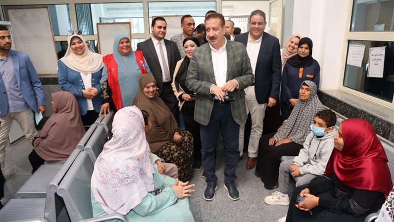 المحافظ أثناء الجولة