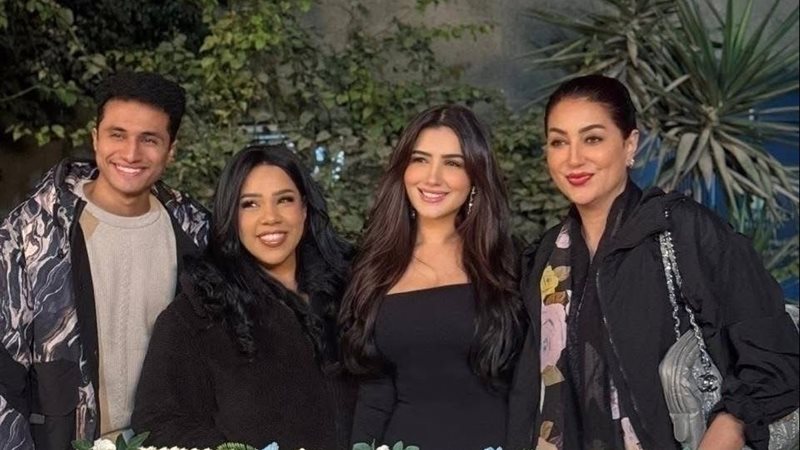 الفنانة مي عمر تبدأ