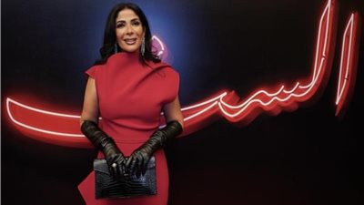 منى زكي تخطف الأنظار بإطلالة حمراء في العرض الخاص لفيلم «الست»