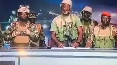 شاهد الانقلاب العسكري في بنين.. حل الحكومة على الهواء 