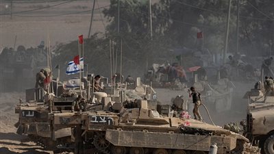 قوات الاحتلال تطلق النار على طفل بغزة.. وتنسف مباني خلف الخط الأصفر