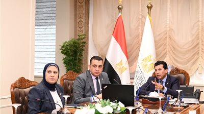 وزير الرياضة يجتمع باللجنة العليا لتغذية الرياضيين لتطوير الوعي الغذائي بمصر