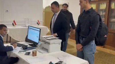  السفارة المصرية في أثينا تستقبل الناخبين للتصويت في الدوائر الملغاة لليوم الثاني