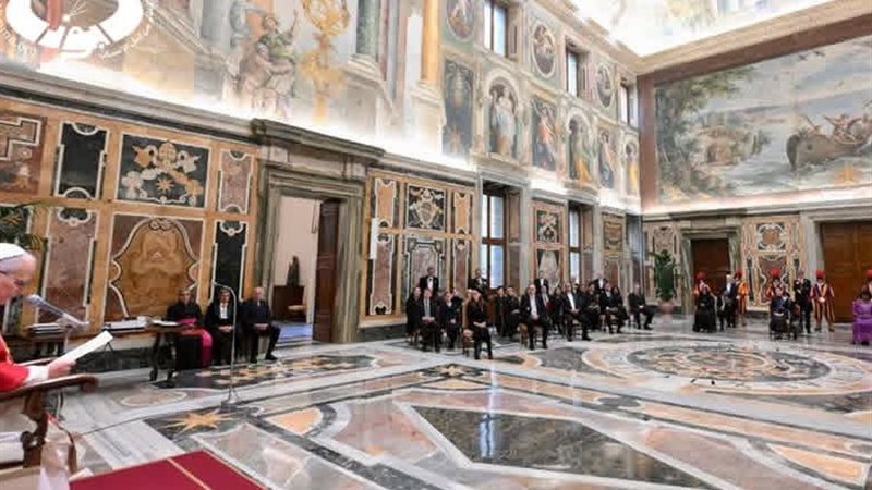  البابا أثناء اعتماده13