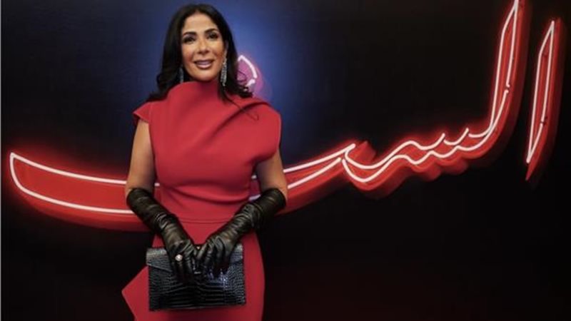 منى زكي تخطف الأنظار