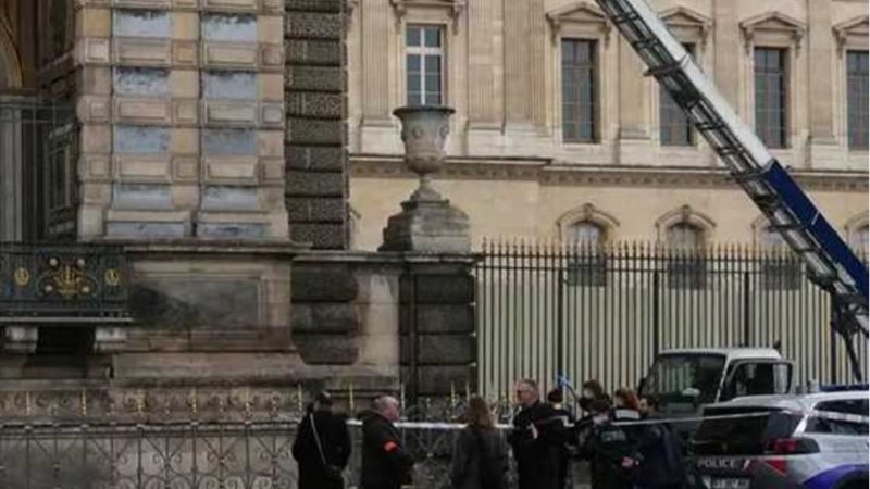 متحف اللوفر بباريس